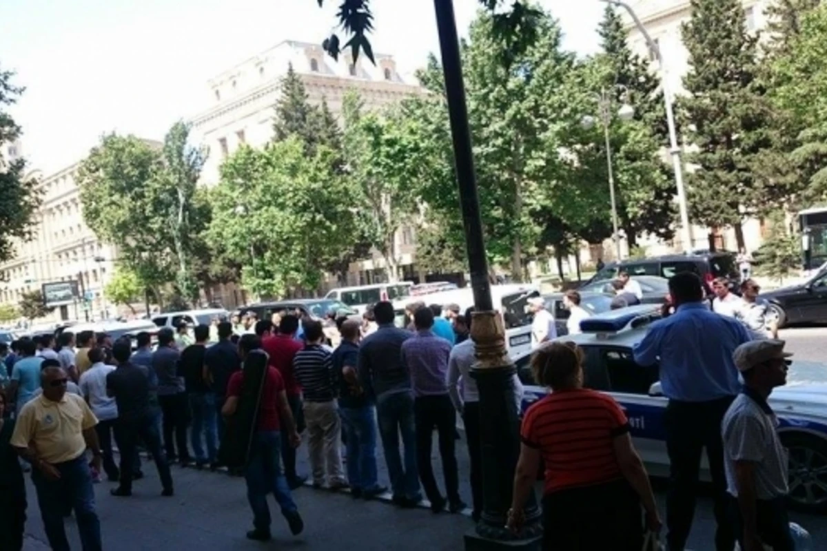 В Баку произошел конфликт между полицейскими и гражданами