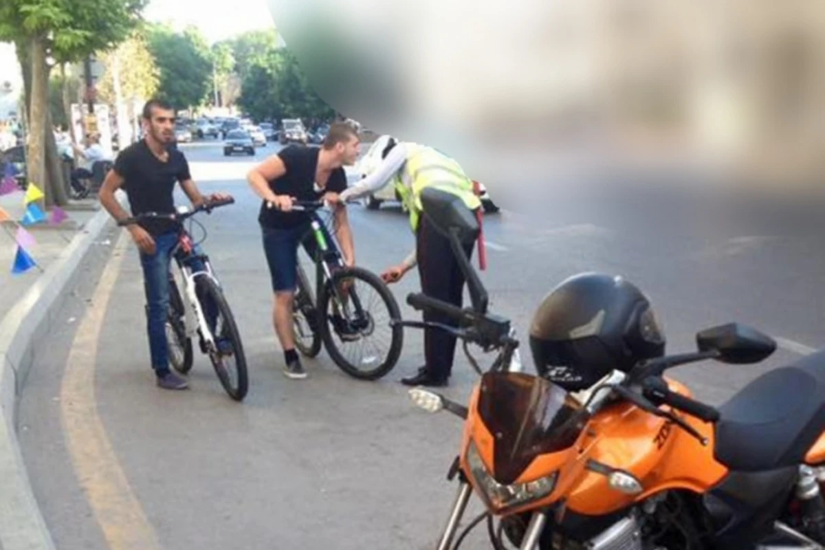 В Баку дорожная полиция требует от велосипедистов соблюдения ПДД