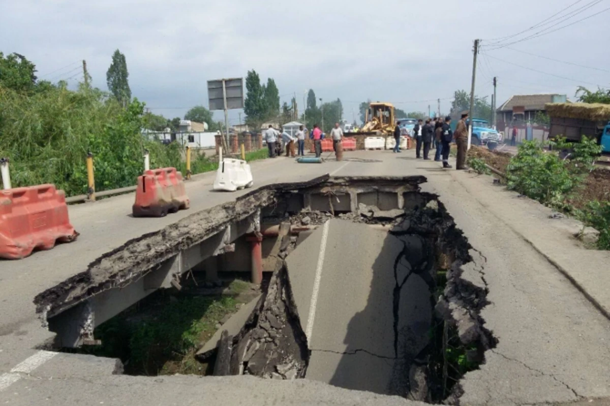 Разрушенный мост в Лянкяранском районе полностью восстановлен