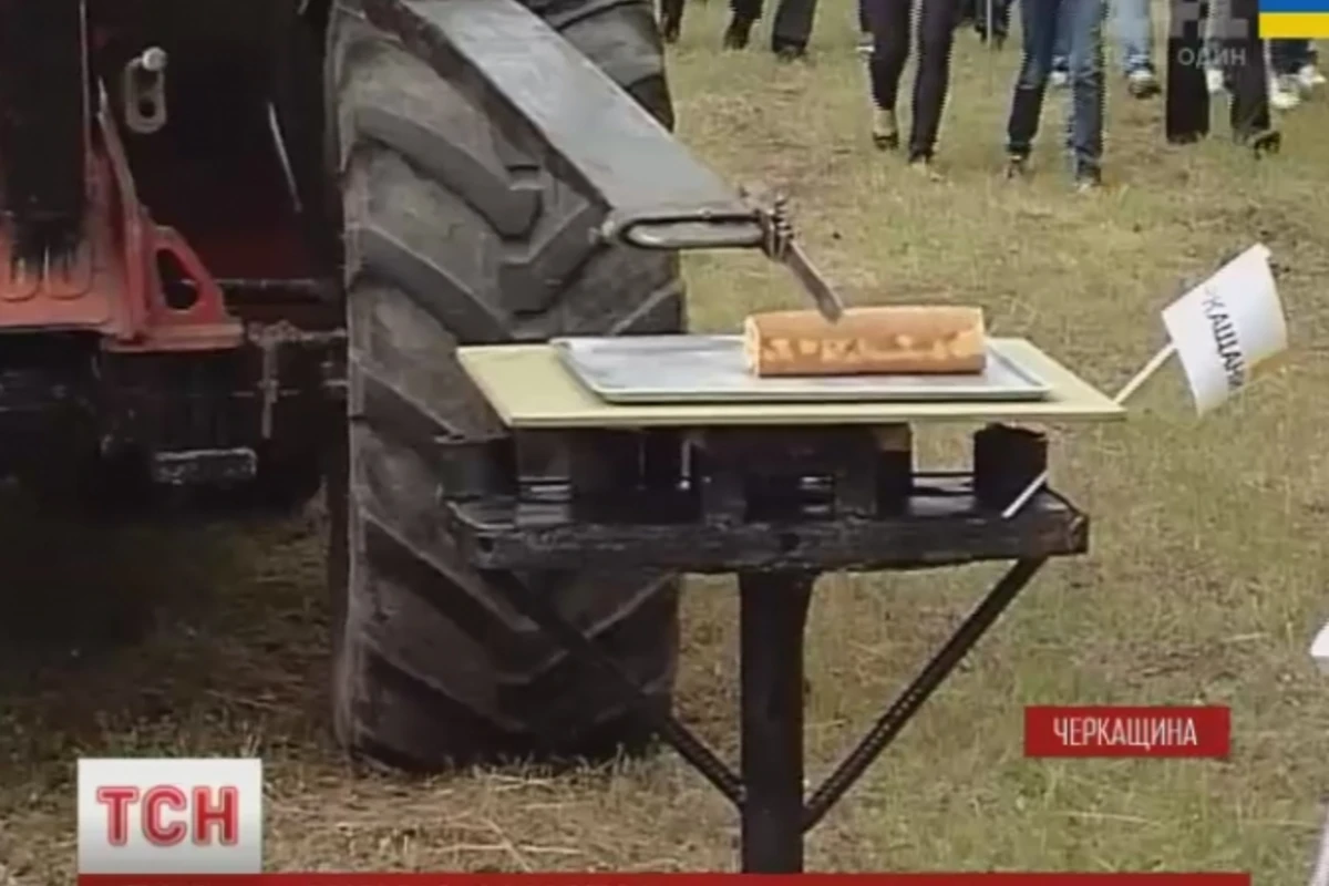 В Украине выбрали самого ловкого тракториста (видео) В Украине выбрали самого ловкого тракториста (видео)