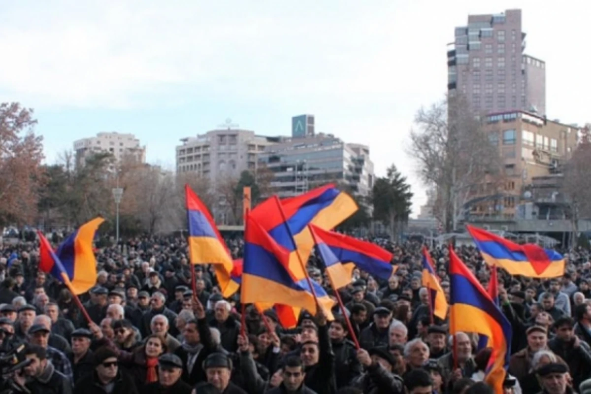 Жестокий разгон митинга в Ереване (видео)