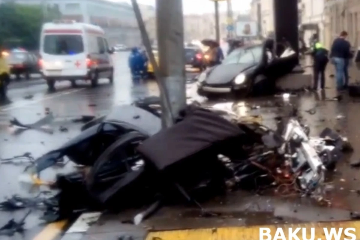 В Москве двое погибли в результате столкновения Porsche со столбом (видео)