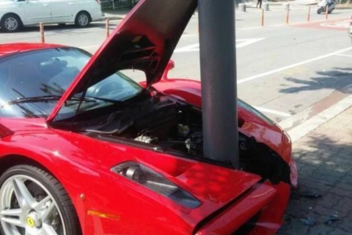 В Корее разбили Ferrari Enzo