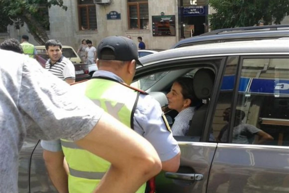 В Баку женщина за рулем стала причиной цепного ДТП