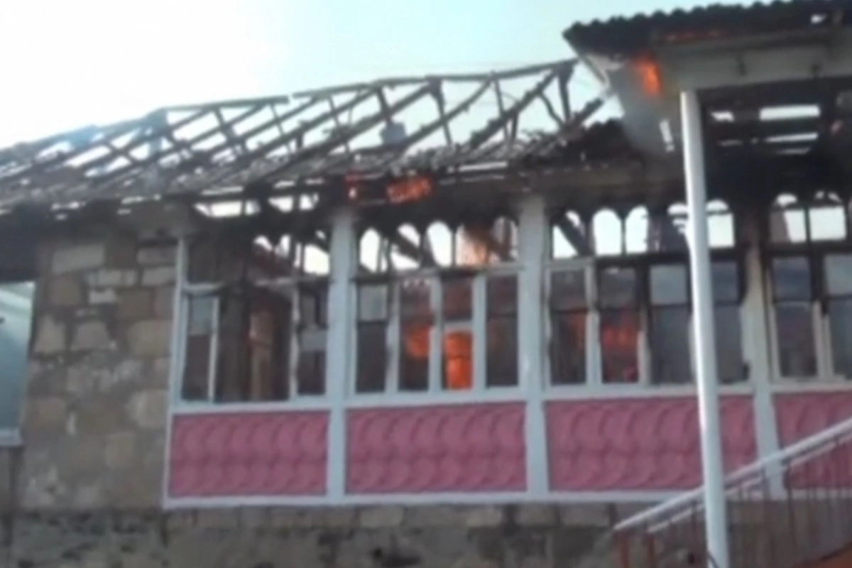 В Газахе сгорел дом (видео)