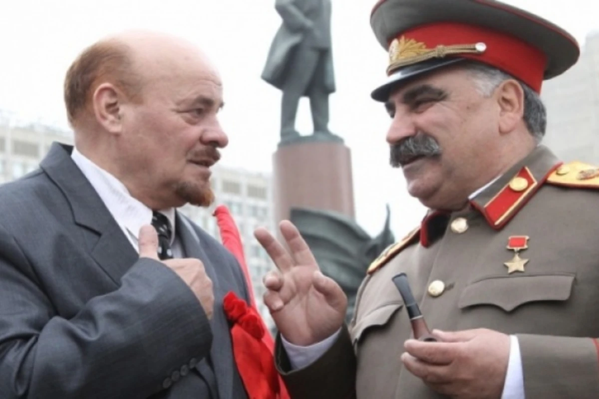 В Москве подрались Ленин и Сталин