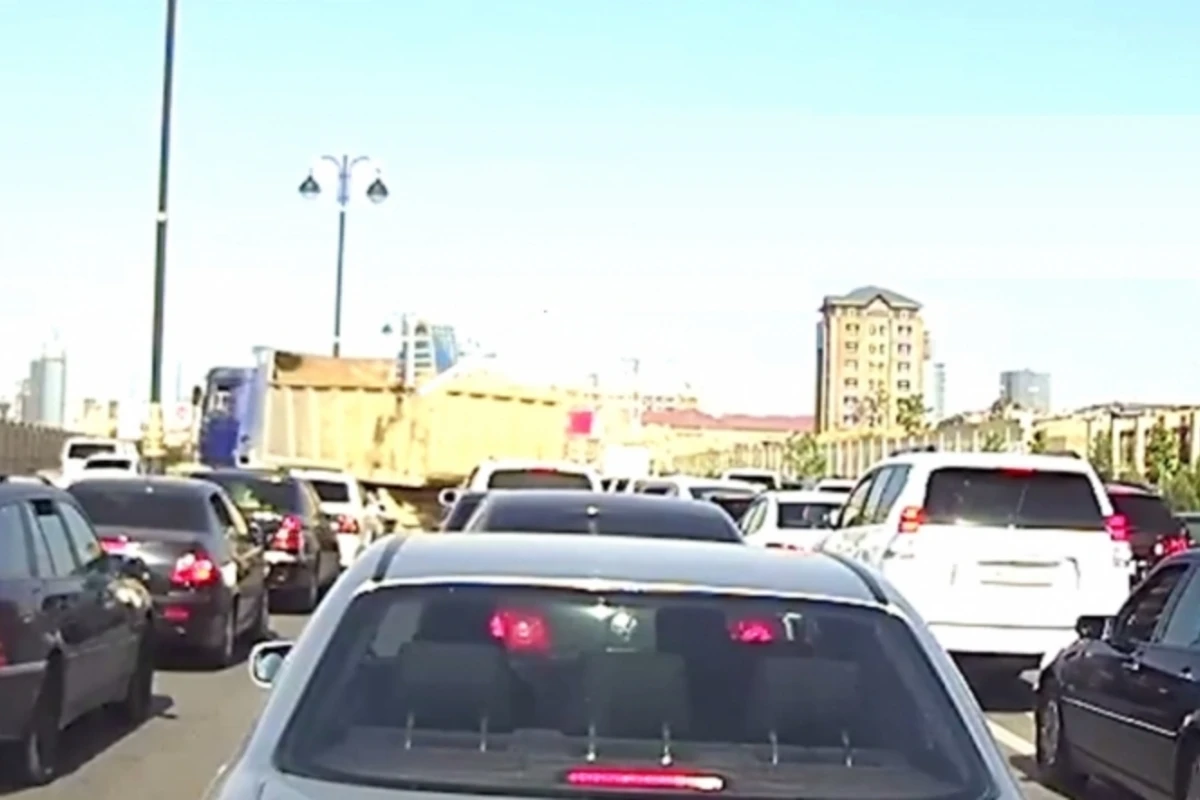 В Баку водитель грузовика намеренно выходит на встречную (видео)