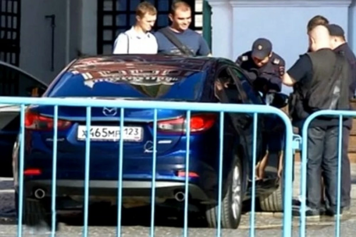 Мужчина на спор припарковался у Кремля и разделся