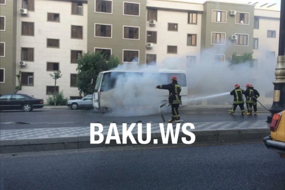 В Баку сгорел автобус
