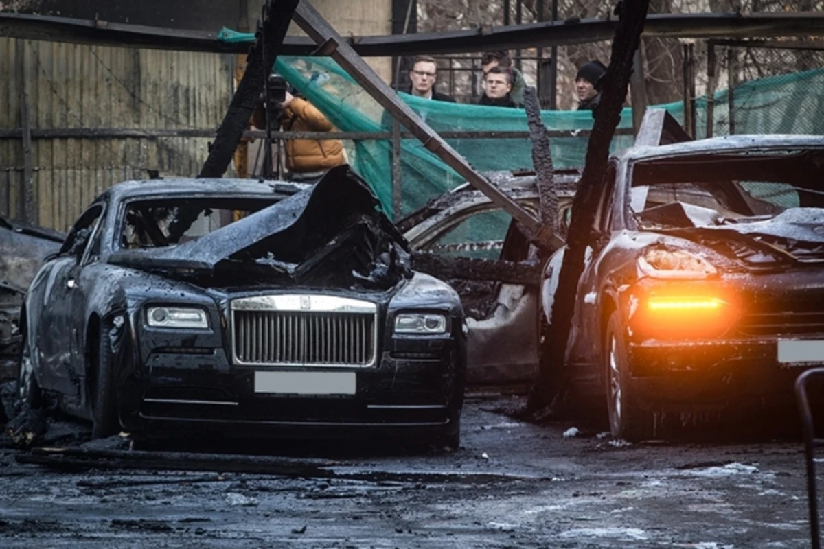 В Баку два автомобиля сгорели в ремонтном цеху