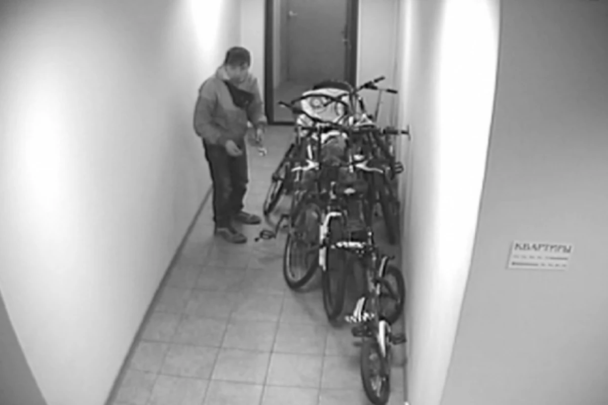 В Баку кража велосипеда попала в объектив камеры слежения (видео)