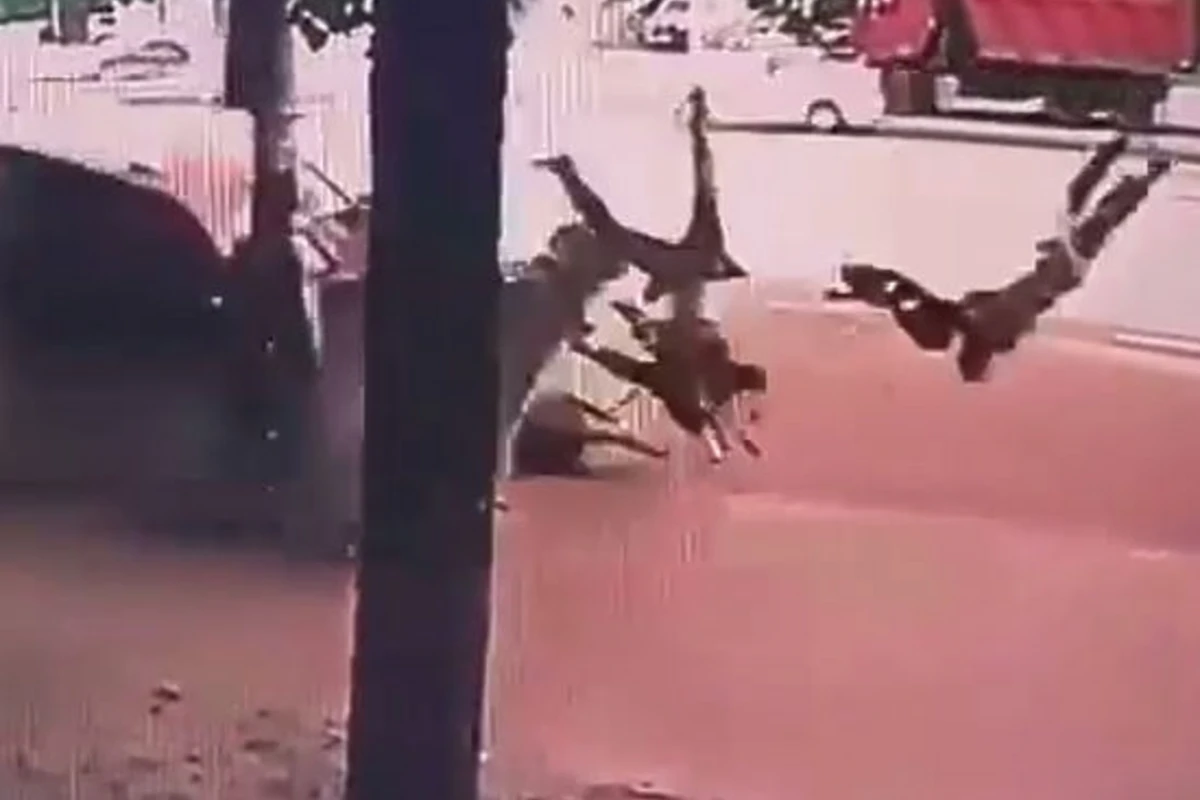 Шокирующие кадры наезда Лексуса на двух пешеходов в центре Москвы (видео)