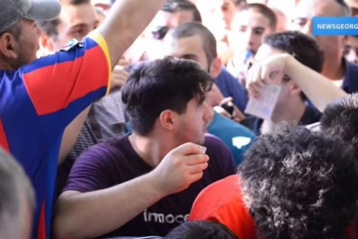 В Тбилиси госпитализированы болельщики, пытавшиеся купить билеты на Суперкубок УЕФА (видео) В Тбилиси госпитализированы болельщики, пытавшиеся купить билеты на Суперкубок УЕФА (видео)