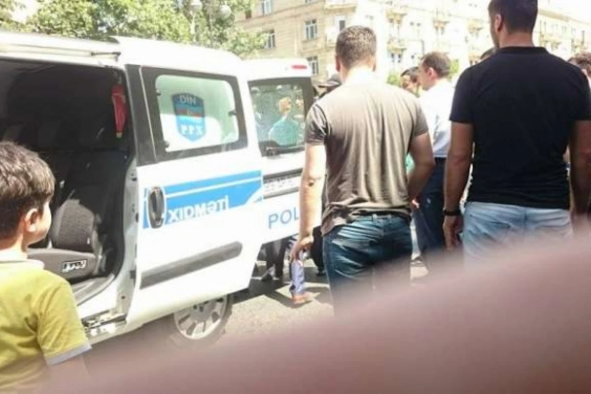 В Баку сотруднику  полиции нанесли телесные повреждения