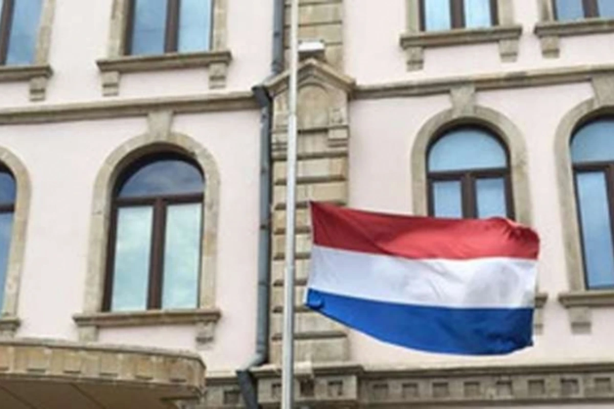 Посольство Нидерландов в Баку приспустило национальный флаг Посольство Нидерландов в Баку приспустило национальный флаг