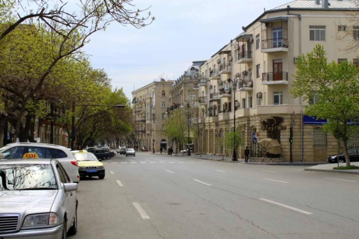 В Баку частично ограничено движение транспорта на центральной улице
