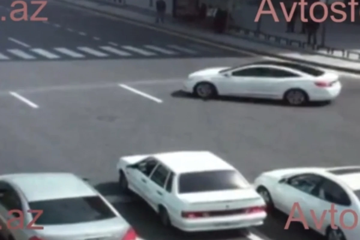 В Баку перевернулся Мерседес (видео)