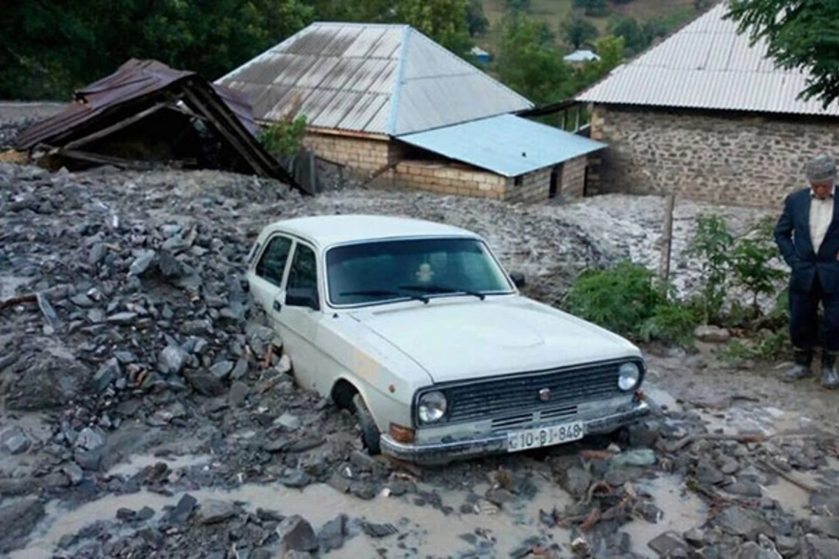 В Габале наводнение: пострадали дома и машины