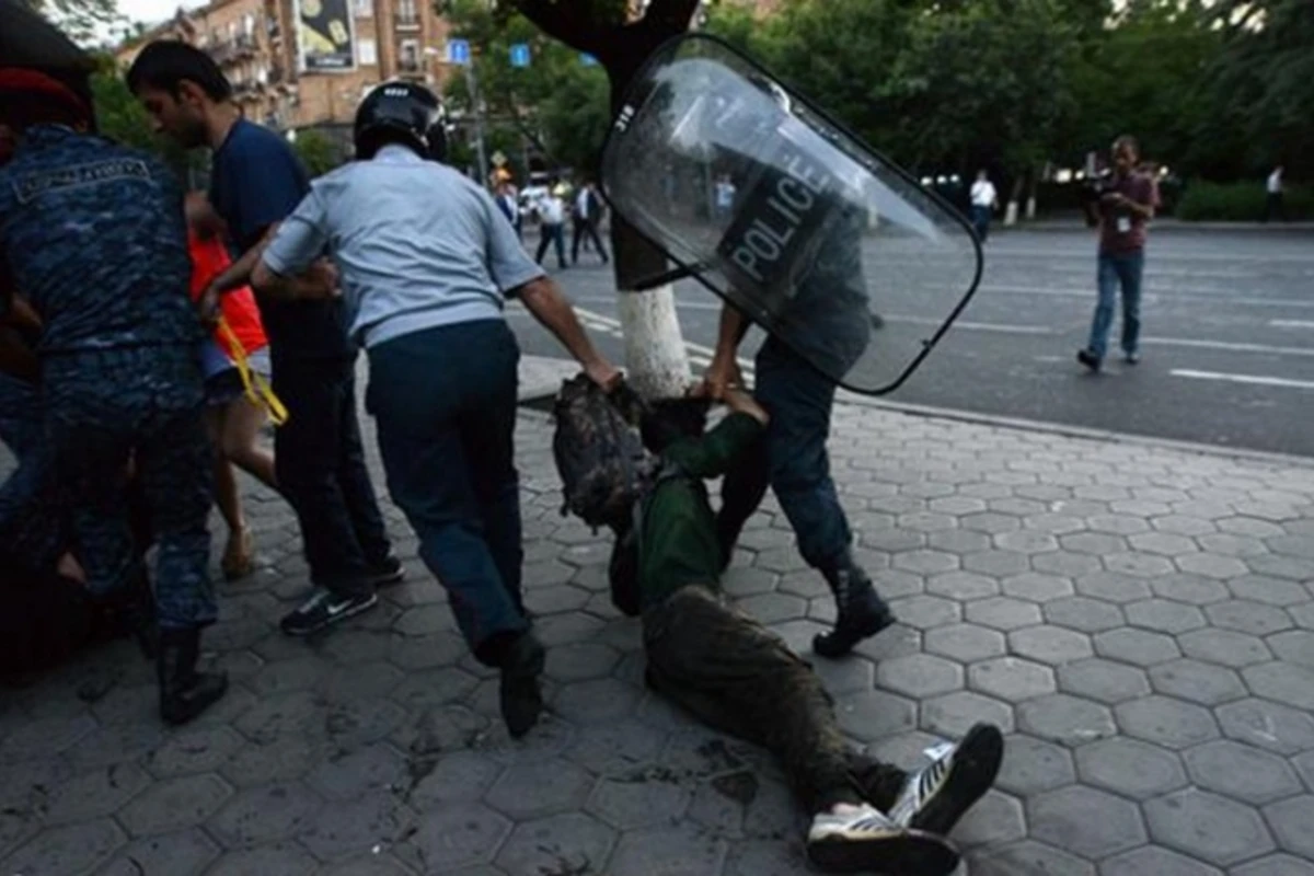 В Ереване полиция начала разгонять демонстрантов
