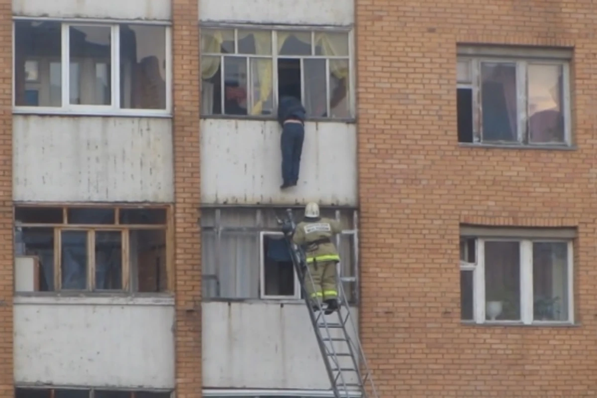 В Баку мужчина выпал с четвертого этажа
