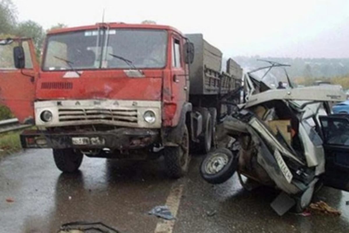 В Азербайджане “Mercedes” столкнулся с “KamAZ”-ом, есть погибшие