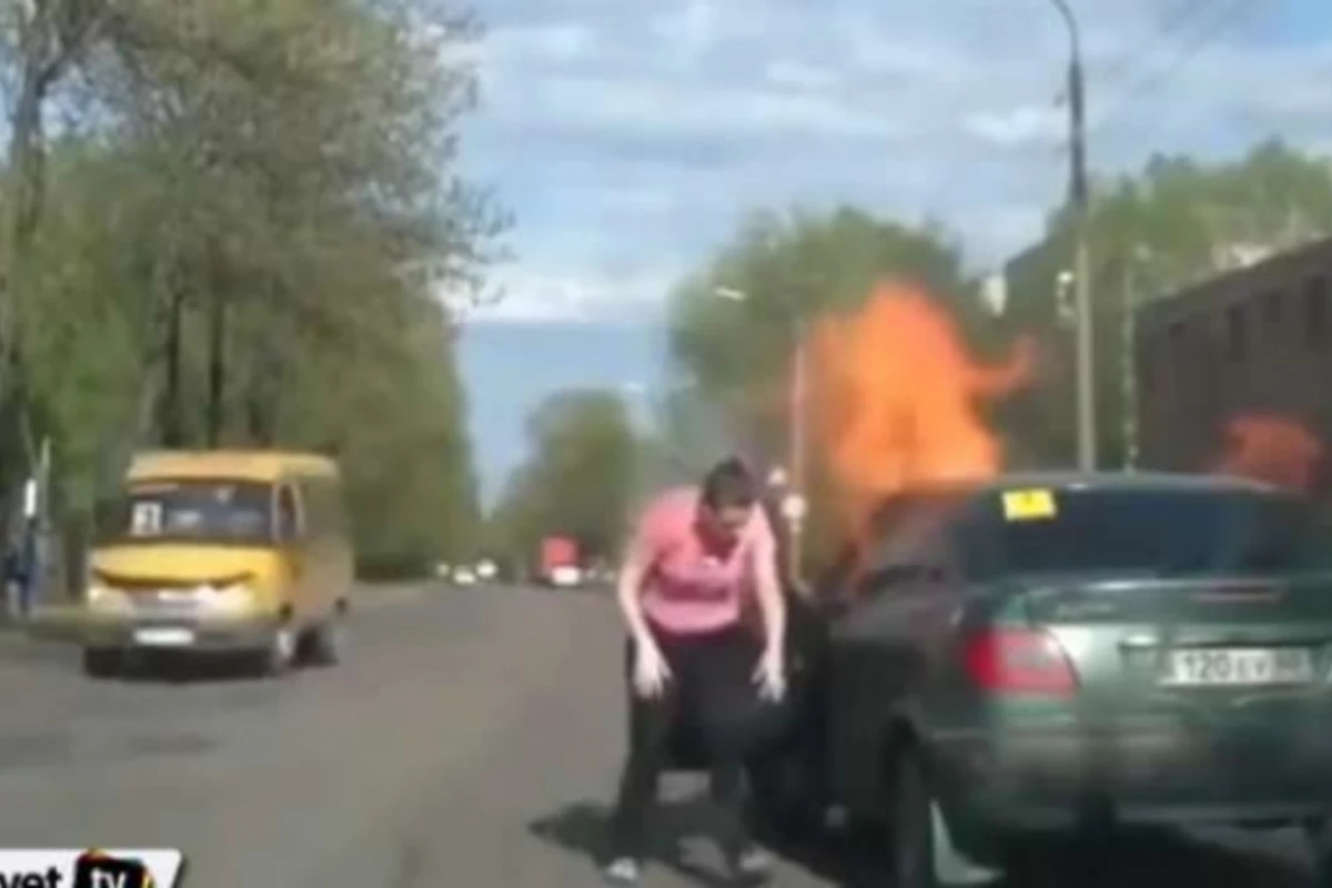 Женщина хотела покурить в машине и чуть сама не сгорела (видео)