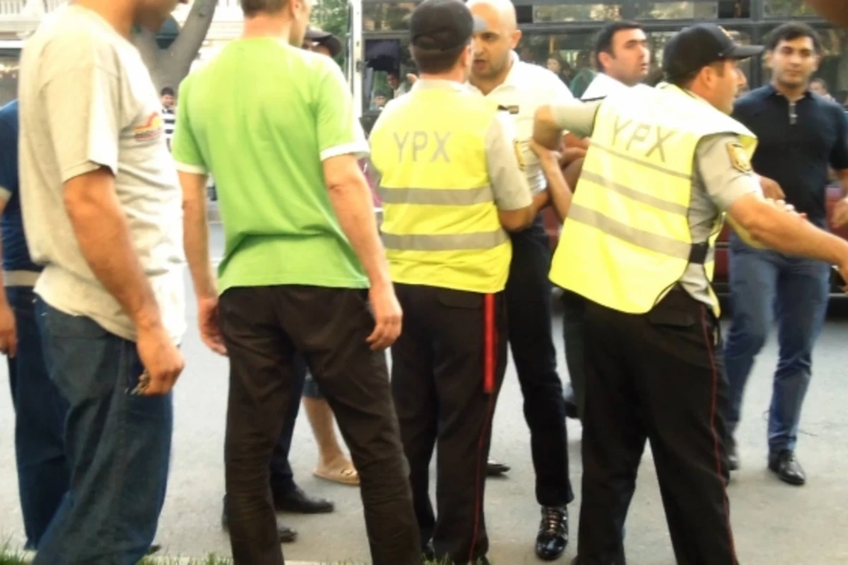 В Баку нападением с топорами и вилами завершился очередной рейд дорожной полиции
