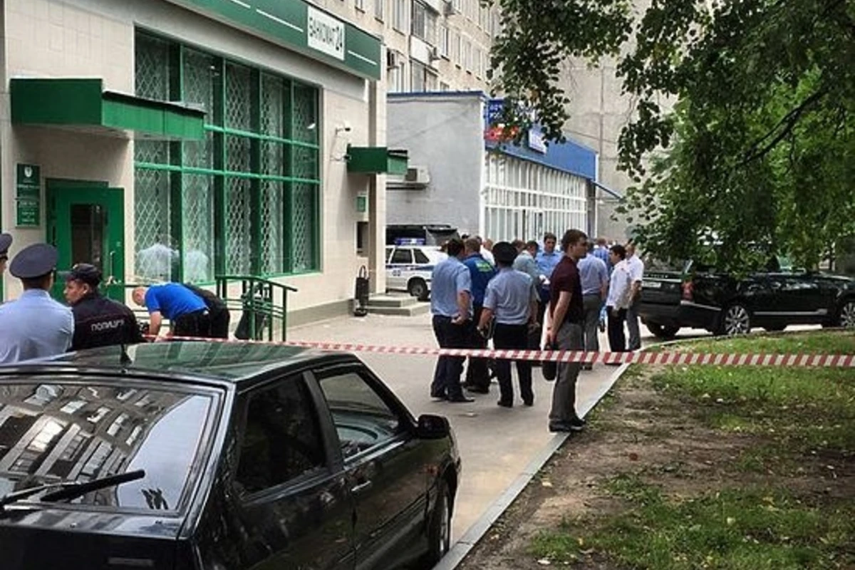 В Москве совершено вооруженное нападение на Сбербанк, двое ранены