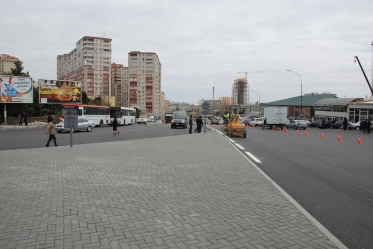 На одной из улиц Баку ограничено движение транспорта