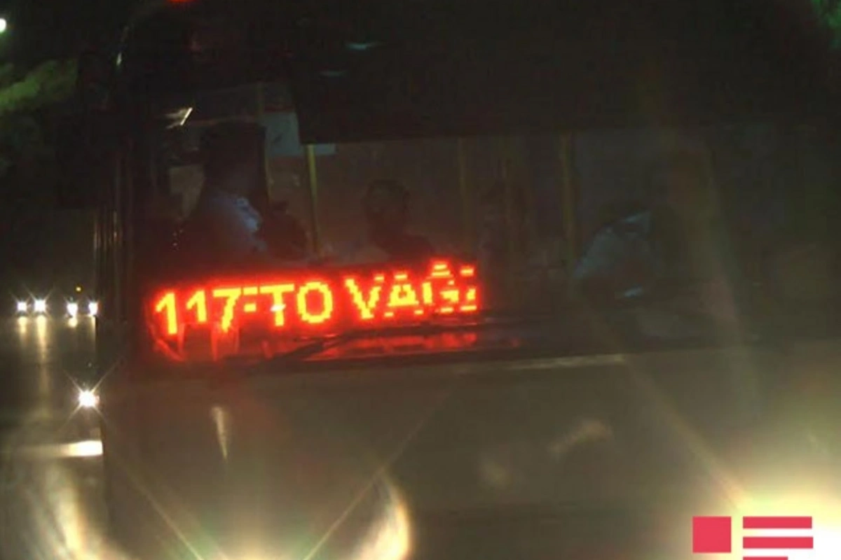 В Баку автобус врезался в дерево, водитель сбежал (видео) В Баку автобус врезался в дерево, водитель сбежал (видео)
