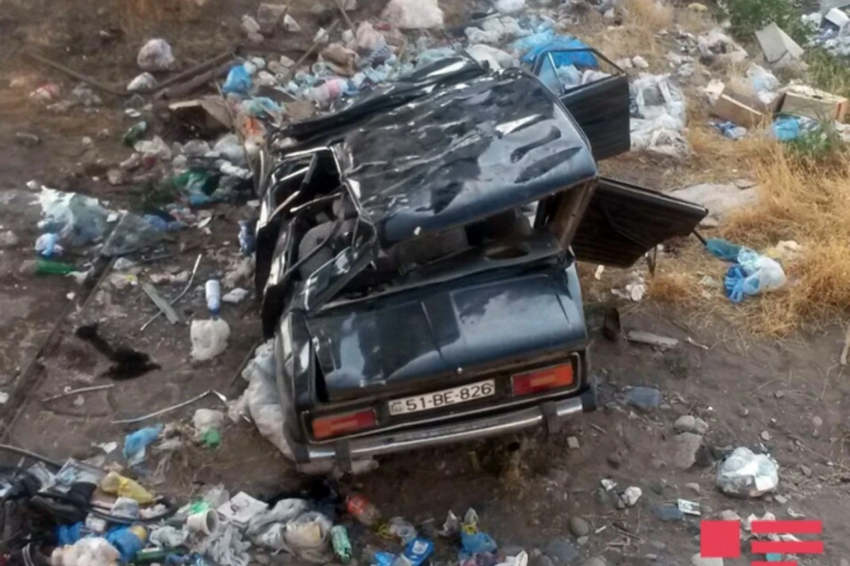 В Азербайджане автомобиль с 11 пассажирами упал с моста