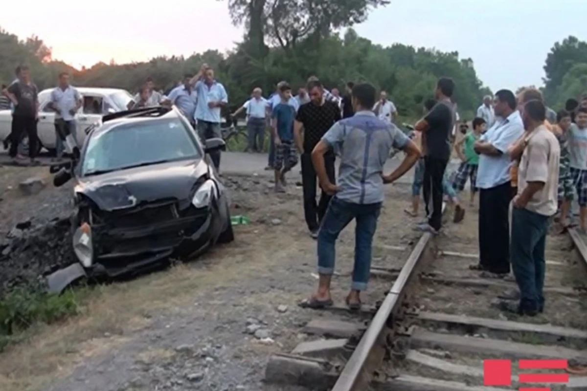 Пассажирский поезд Балакен-Баку столкнулся с автомобилем, есть раненые (видео) Пассажирский поезд Балакен-Баку столкнулся с автомобилем, есть раненые (видео)