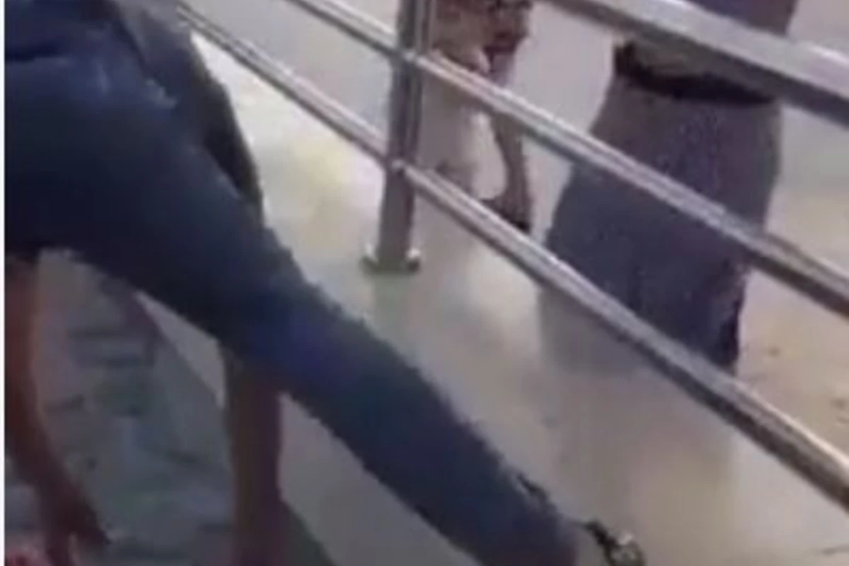 На приморском бульваре в Баку, парень преподал урок мусорившей семье (видео)