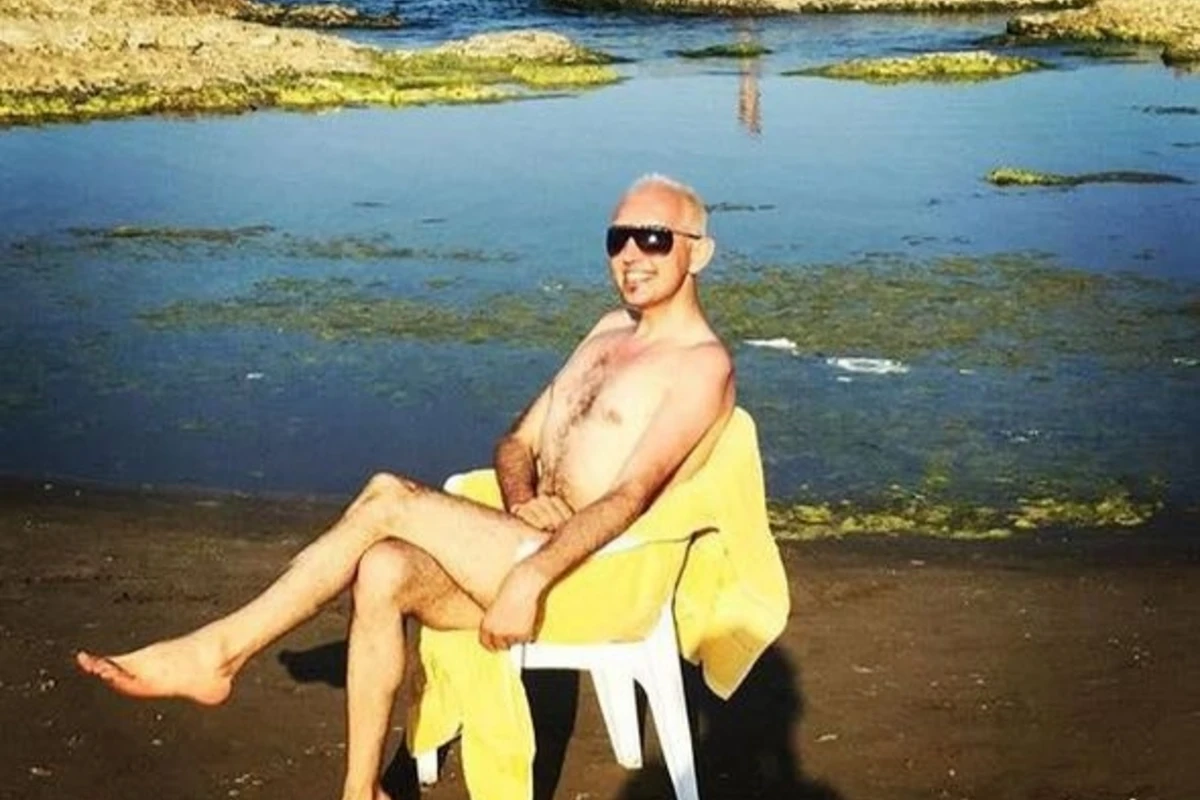 Эпатажный стилист Самиральдо на пляже