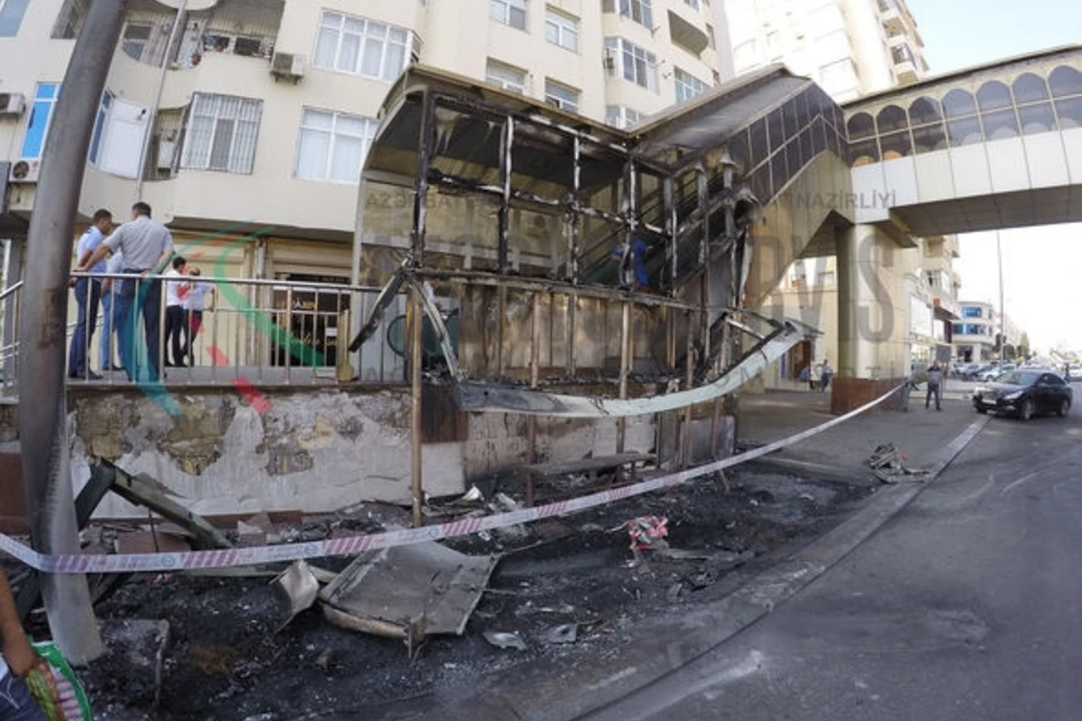 В результате страшного ДТП в Баку сгорел пешеходный переход (видео)