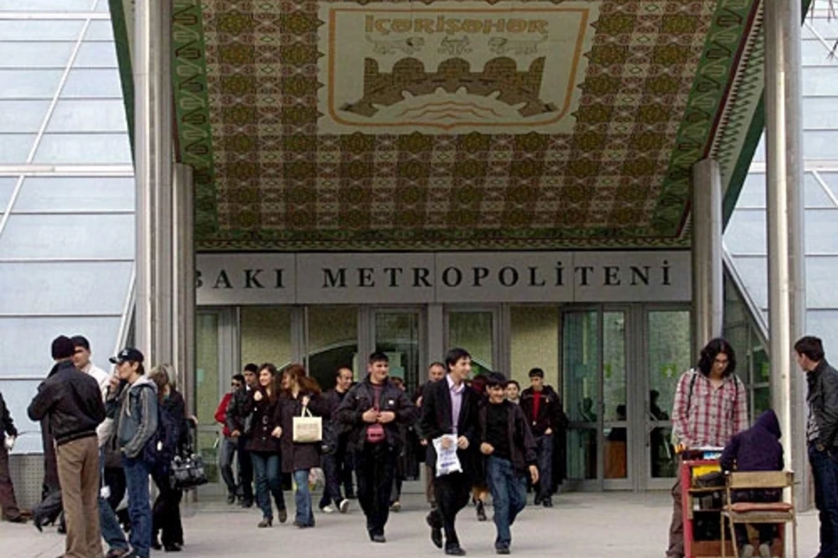 В Бакметрополитене использование метро-карт приостановлено раньше срока