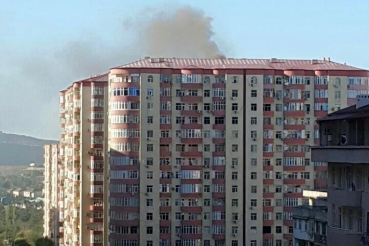 В Баку горит новостройка (обновлено)