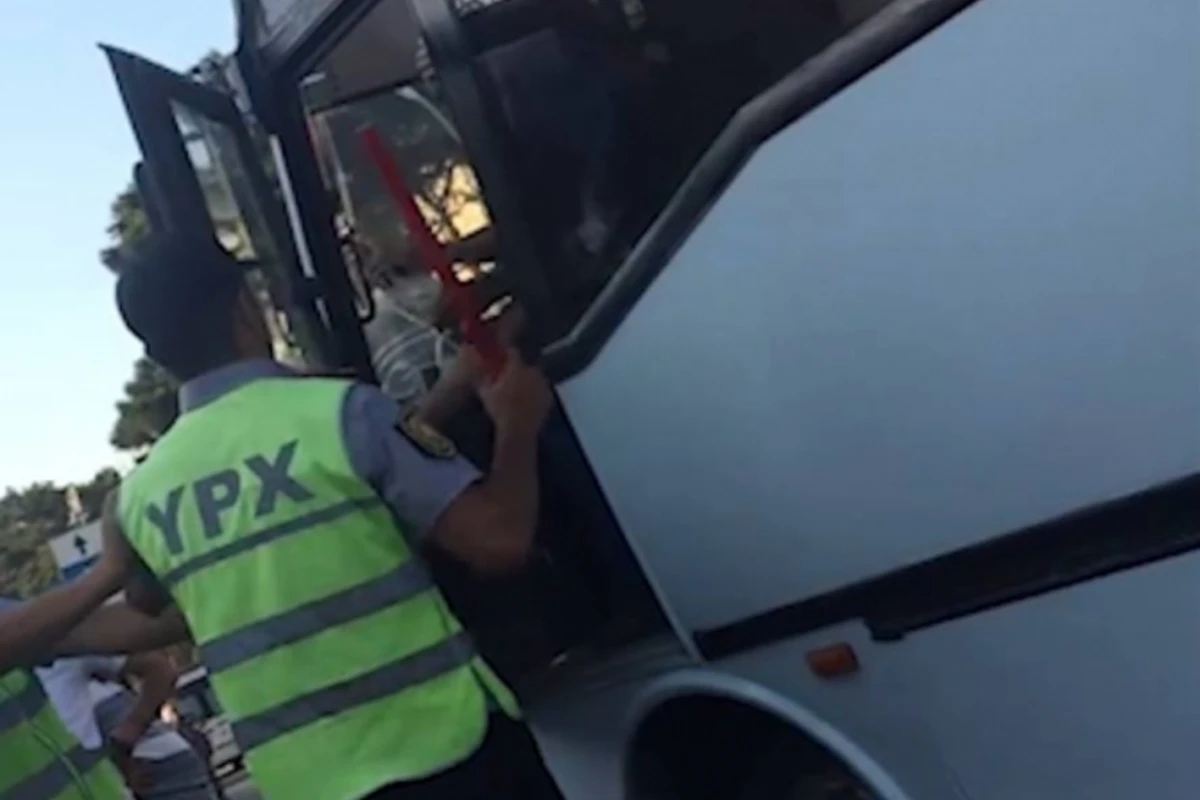 В Баку сотрудник полиции ударил водителя (видео)