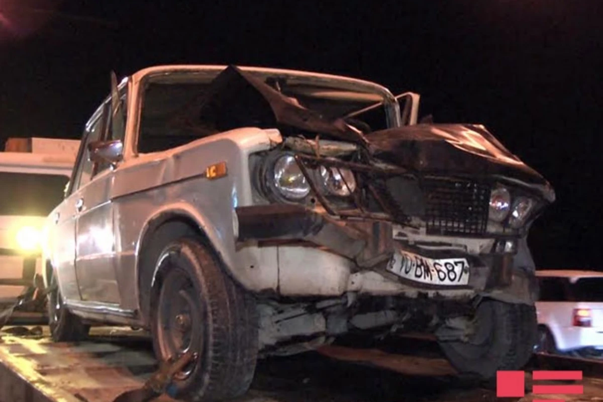 В Баку автомобиль, перевозивший мебель, стал причиной ДТП (видео)