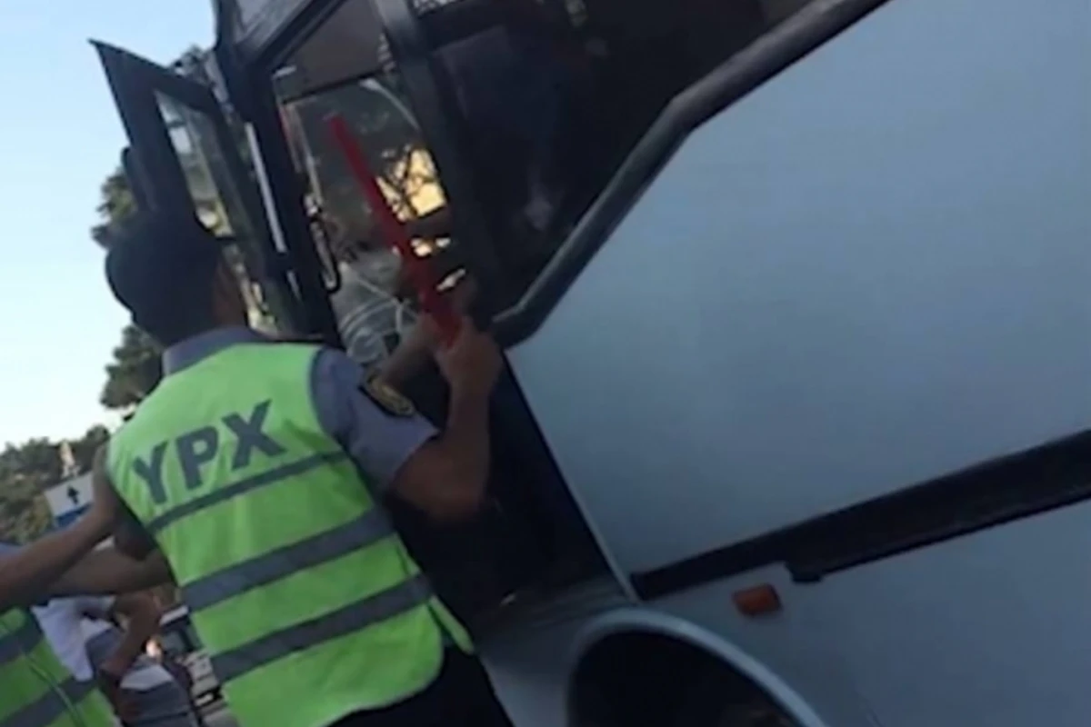 Названы причины избиения водителя автобуса сотрудником дорожной полиции в Баку (видео)