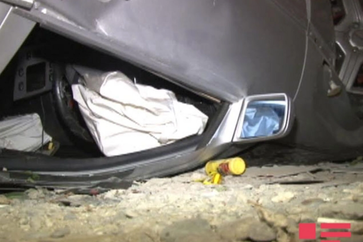 В Баку перевернулся Mercedes
