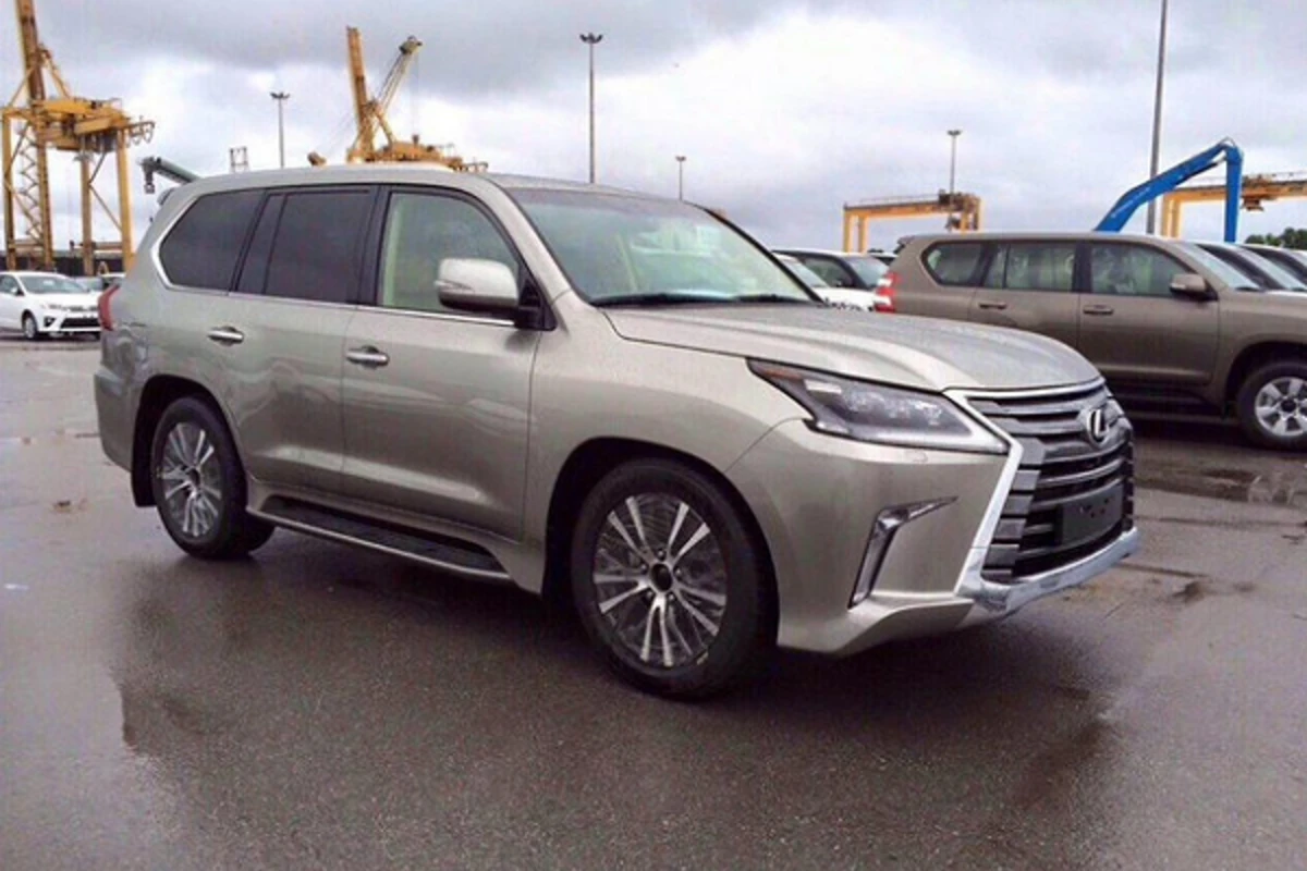 Обновленный Lexus LX попался без камуфляжа