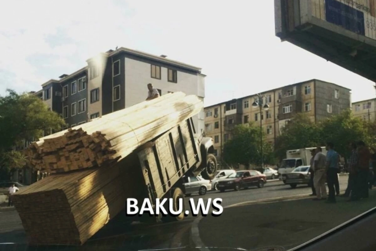 В Баку грузовик показал шоу на двух колесах
