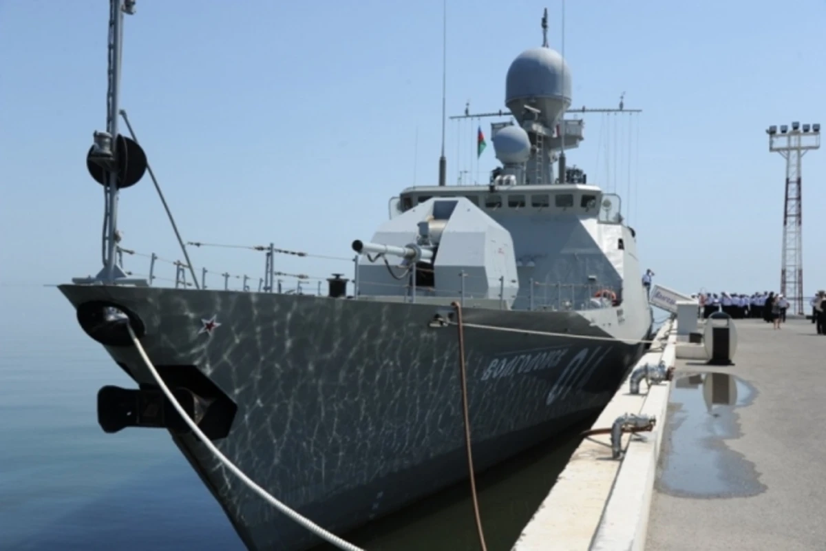 Российские военные корабли на бакинском бульваре