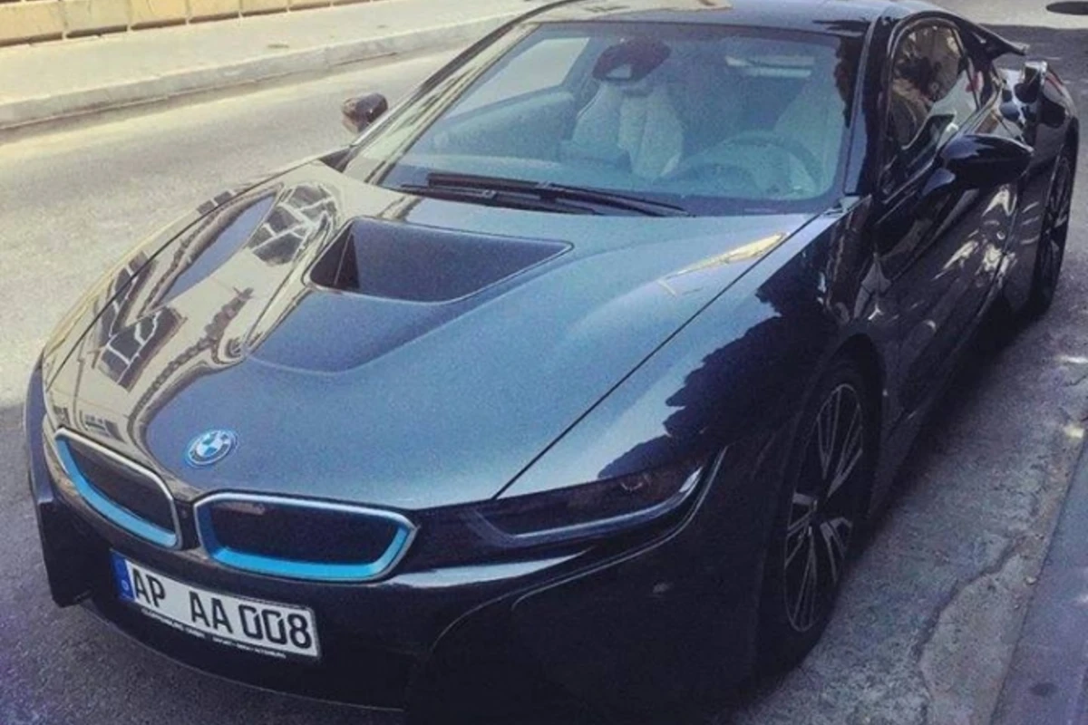 На улицах Баку зашпионили гибридный BMW i8 (видео)