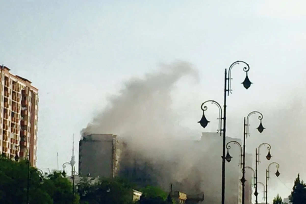 В Баку горит многоэтажный дом