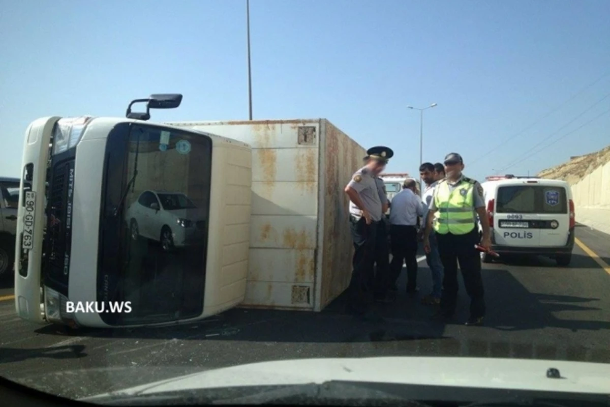 На магистрали в Баку произошли сразу две аварии