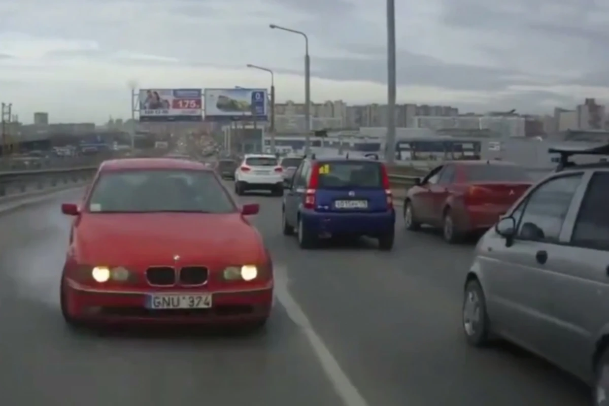 Это случается с водителем, который не слышит сирену спасателей (видео) Это случается с водителем, который не слышит сирену спасателей (видео)