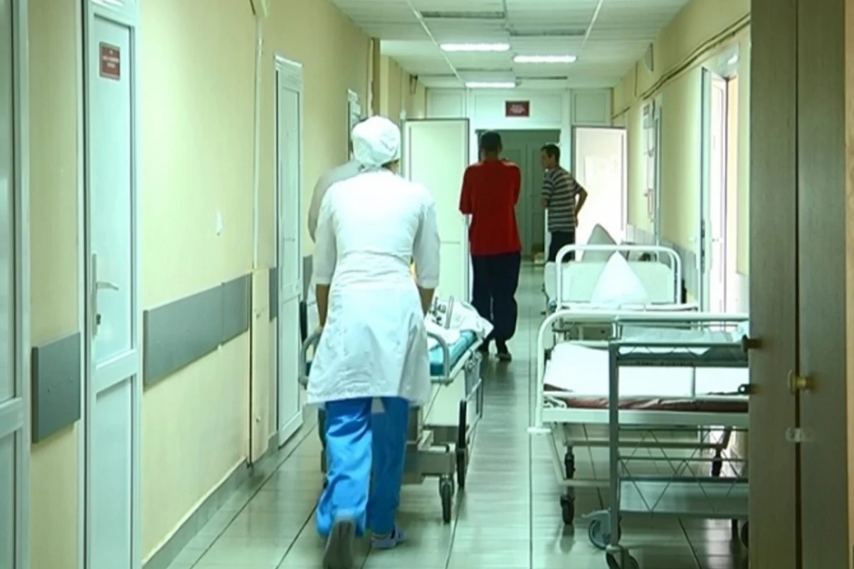 В Баку обнаружили молодую девушку в бессознательном состоянии в автомобиле Lexus (видео)