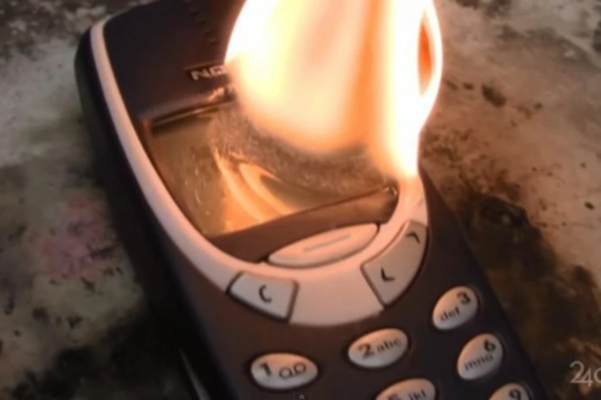 Краш-тест Nokia 3310 раскаленным никелевым шаром (видео) Краш-тест Nokia 3310 раскаленным никелевым шаром (видео)